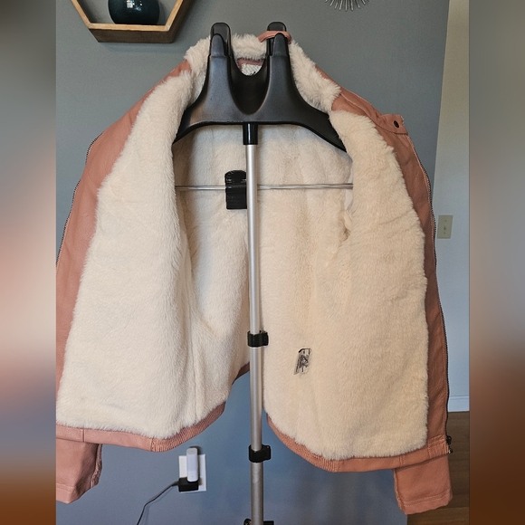FAUX LEATHER JACKET W/ FAUX FUR LINED. SIZE S/M - Picture 2 of 3